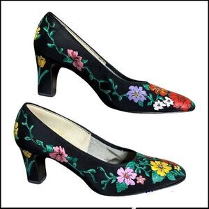 Vintage  80’s Floral Hand Painted Grosgrain fabric Black Heeled Pumps size 7